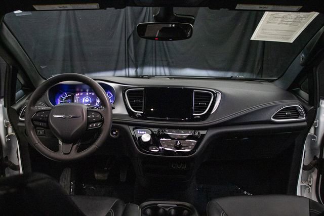 Used 2024 Chrysler Pacifica Select FWD image 16