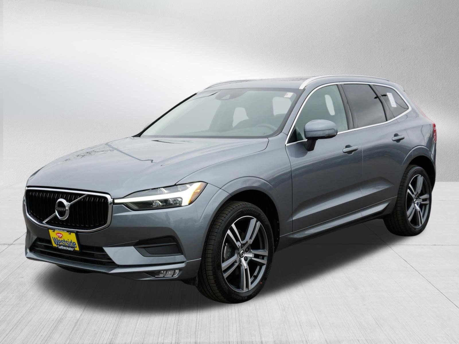 Used 2021 Volvo XC60 T5 Momentum w/ Premium Package image 3