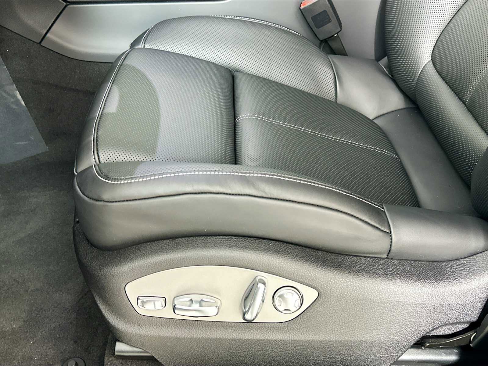 New 2025 Porsche Macan image 12