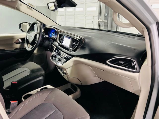 Used 2023 Chrysler Voyager LX image 28