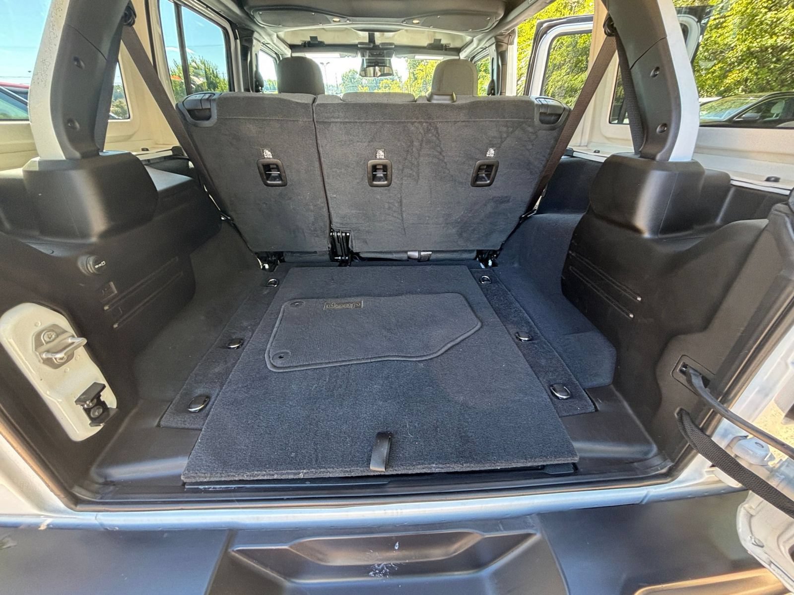 Used 2025 Jeep Wrangler Unlimited Sahara AWD/4WD image 27