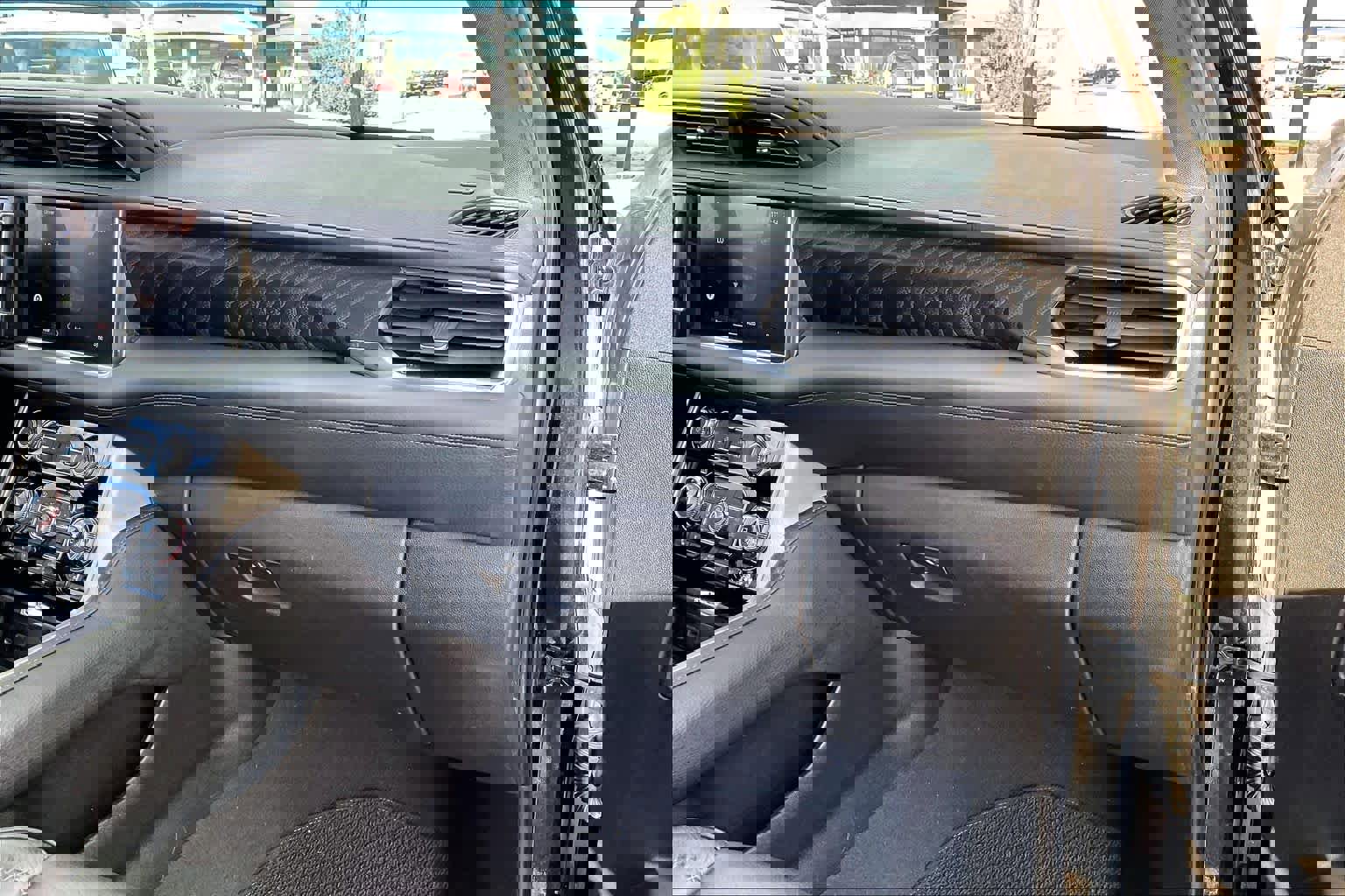 Used 2022 GMC Yukon XL Denali image 18