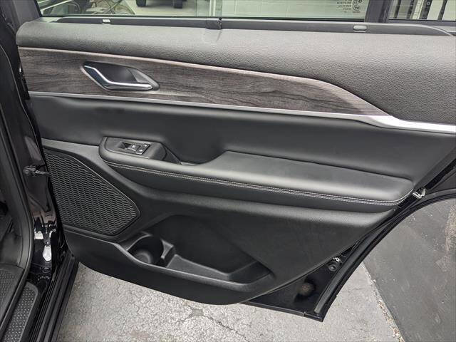 Used 2023 Jeep Grand Cherokee L Limited w/ Luxury Tech Group II image 18