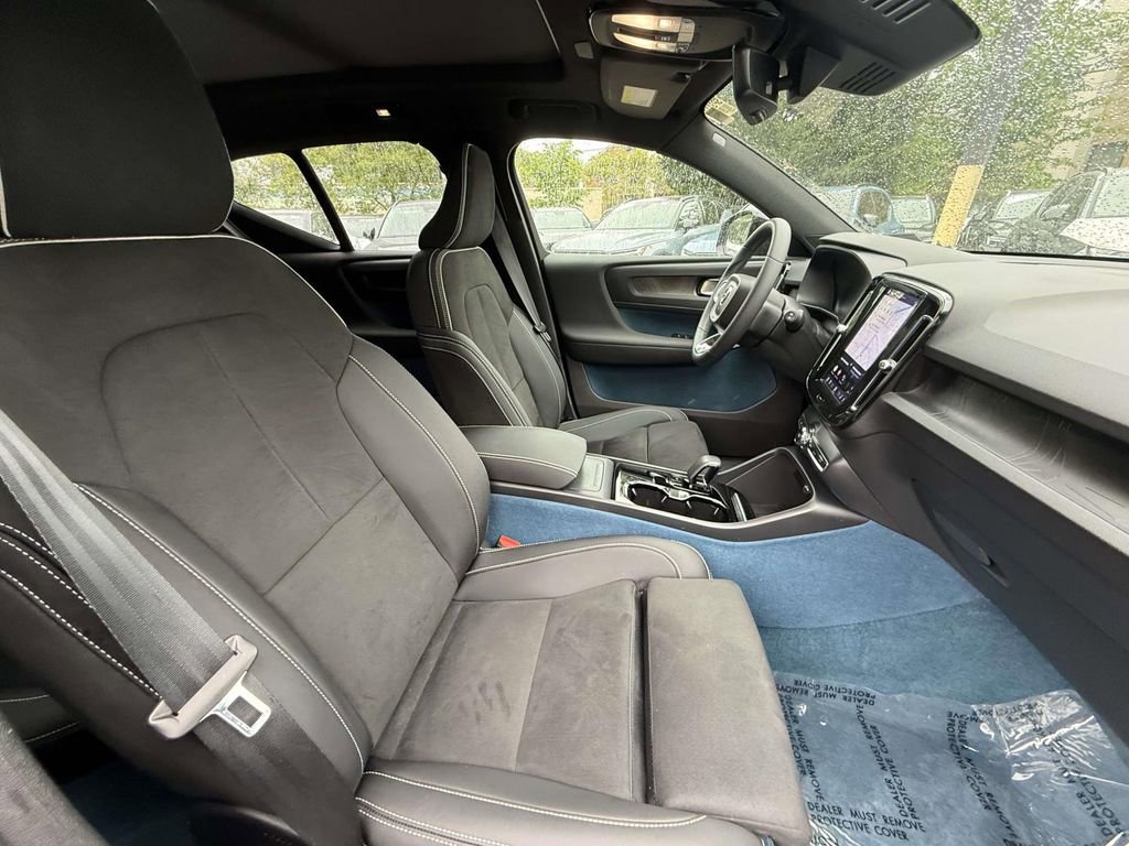 Used 2023 Volvo XC40 Recharge Plus image 14
