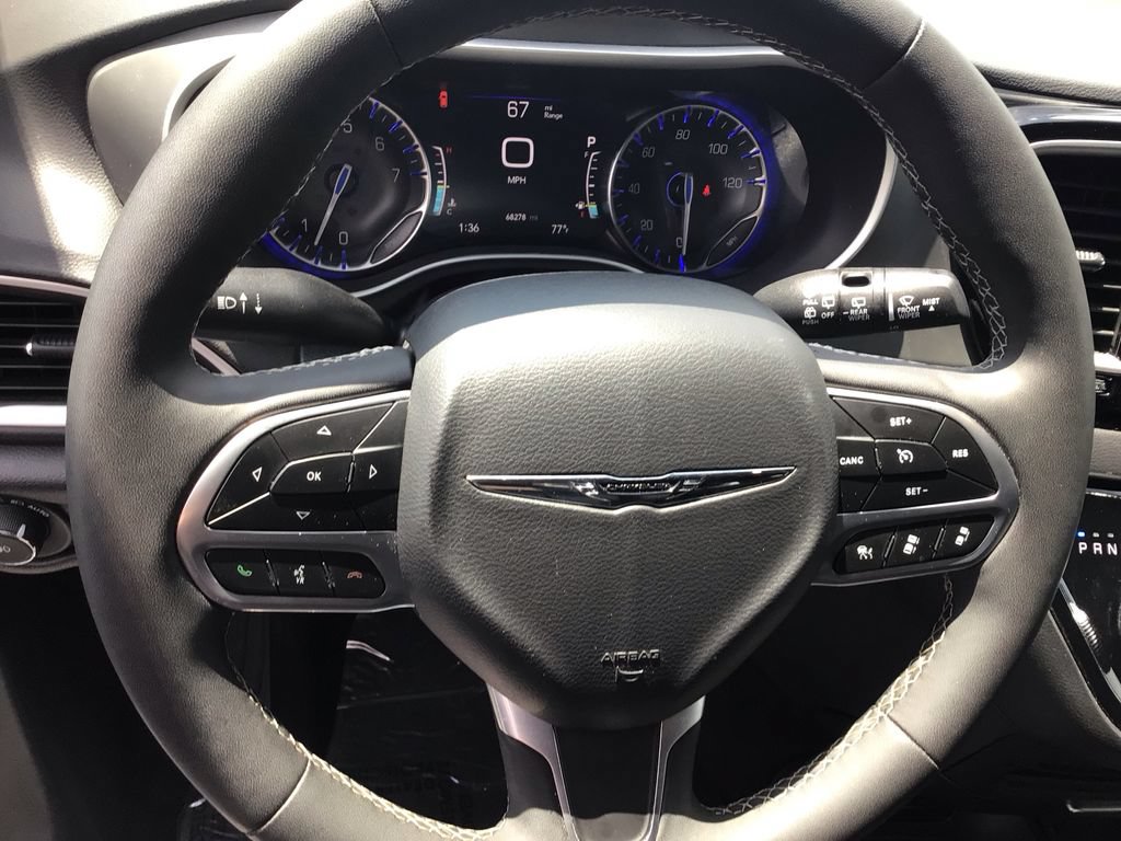 Used 2025 Chrysler Pacifica Select FWD image 17
