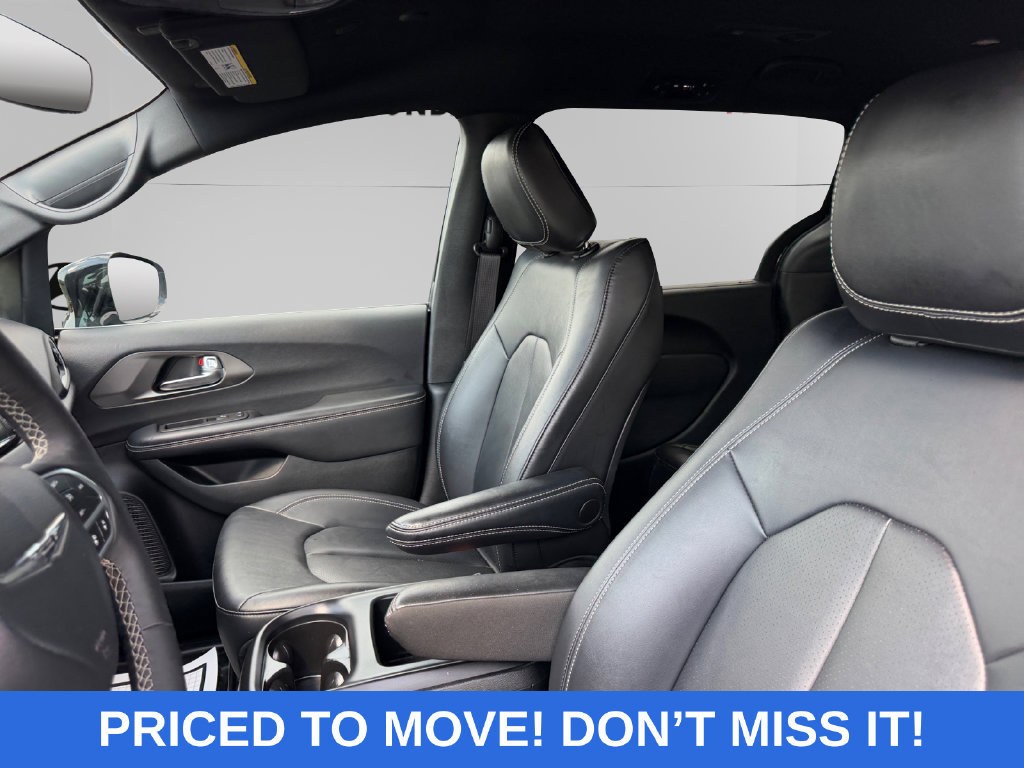 Used 2025 Chrysler Pacifica Select FWD image 9