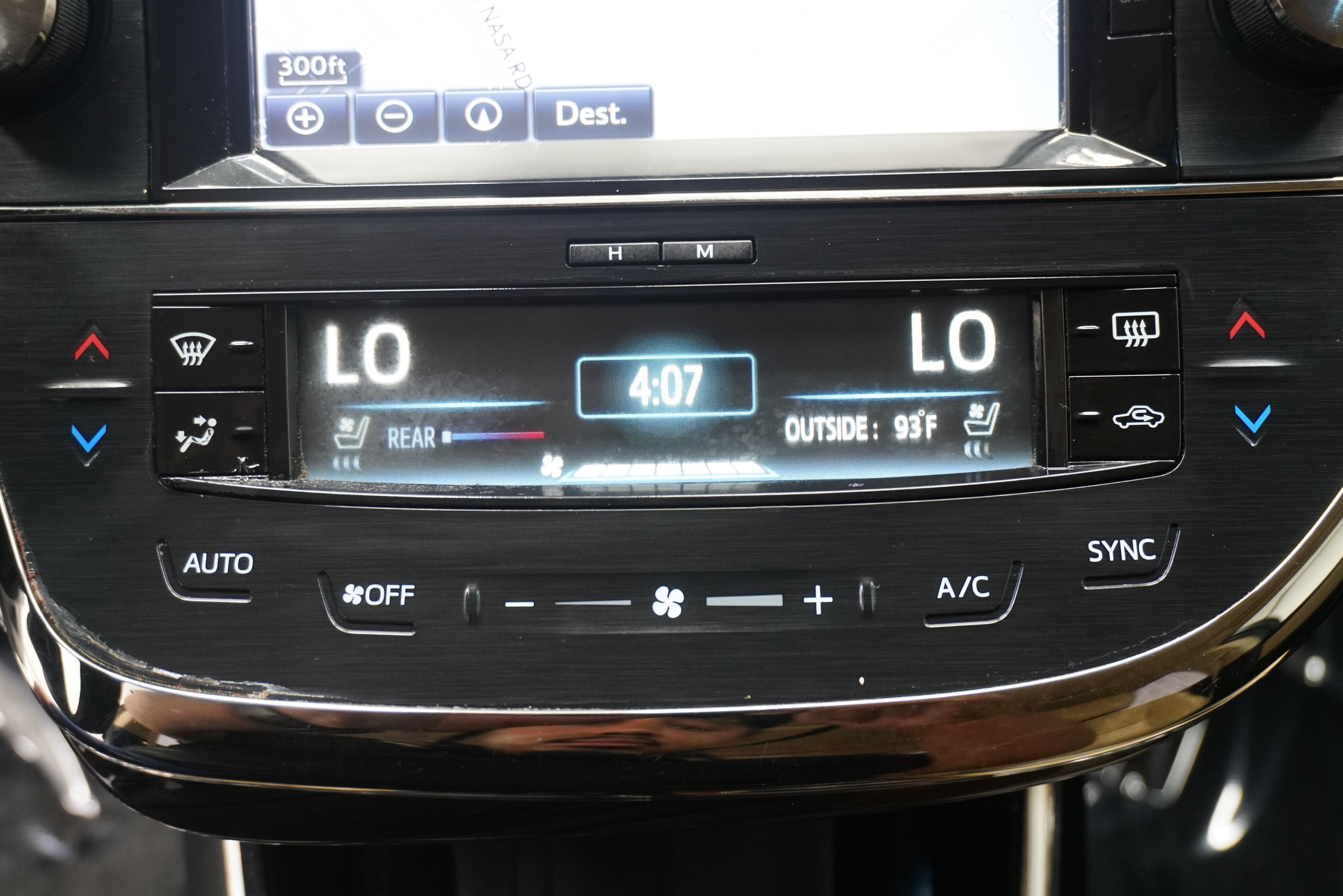 Used 2015 Toyota Avalon Limited w/ Technology Package FWD image 23