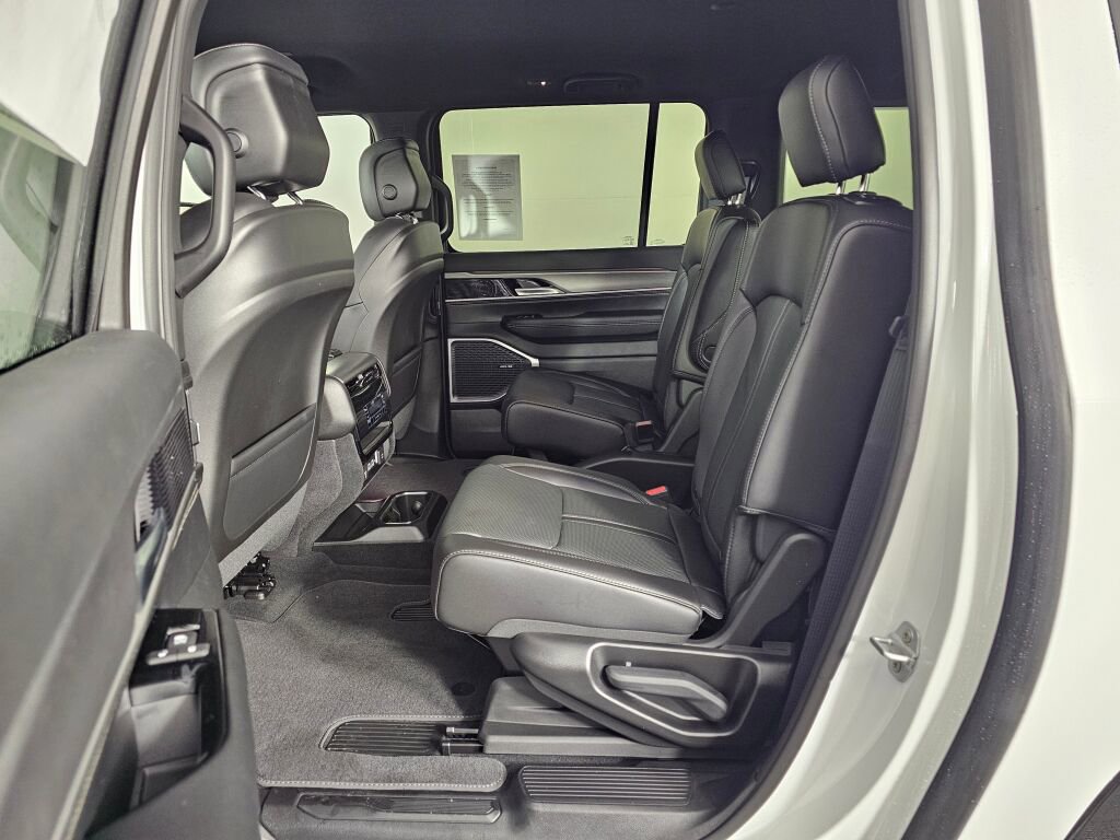 New 2026 Jeep Grand Wagoneer L 4WD w/ HD Trailer Tow Package image 34