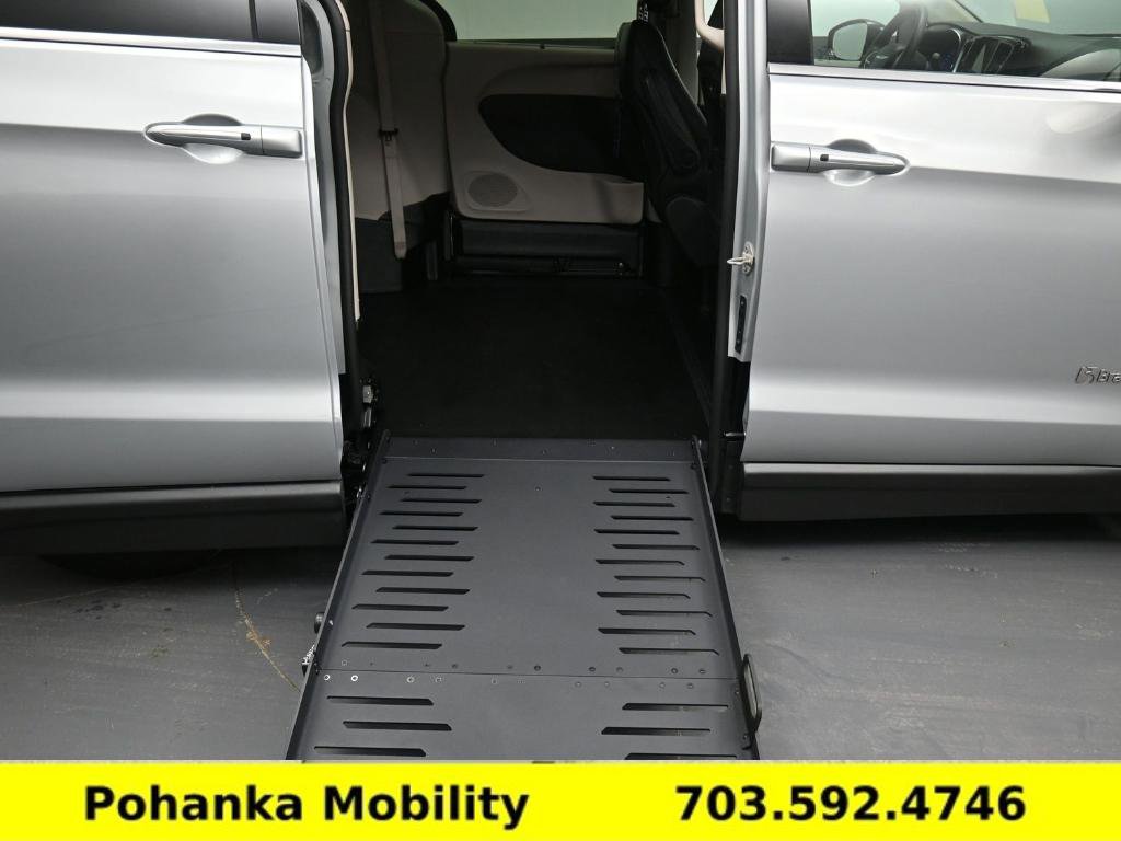 Used 2024 Chrysler Pacifica Touring-L image 4