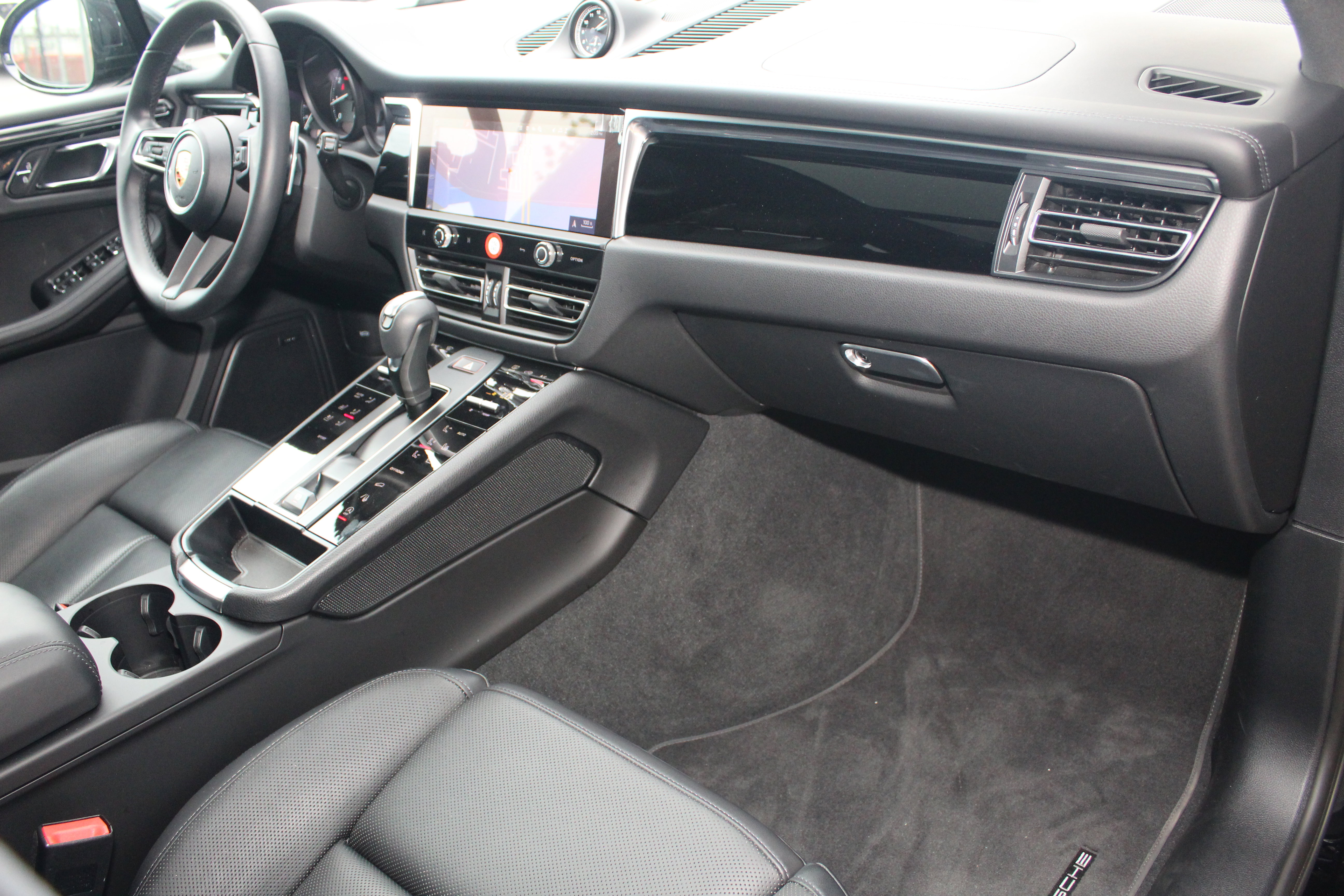 Certified 2025 Porsche Macan image 28