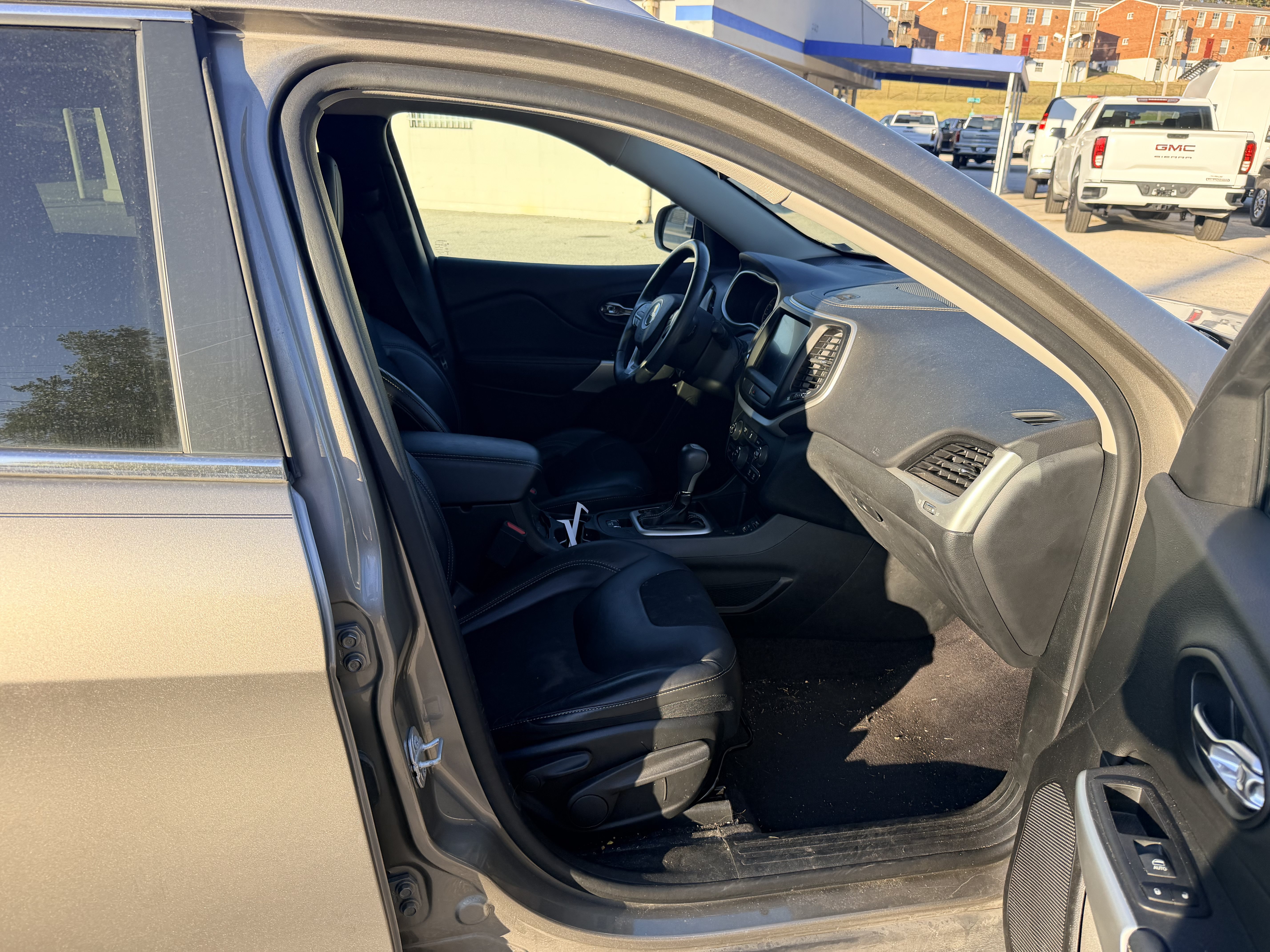 Used 2018 Jeep Cherokee Latitude Plus w/ Cold Weather Group FWD image 10