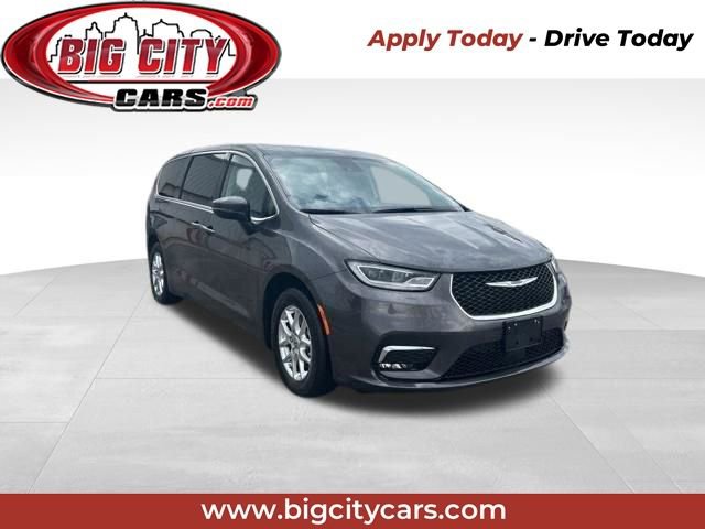 Used 2023 Chrysler Pacifica Touring-L FWD image 1