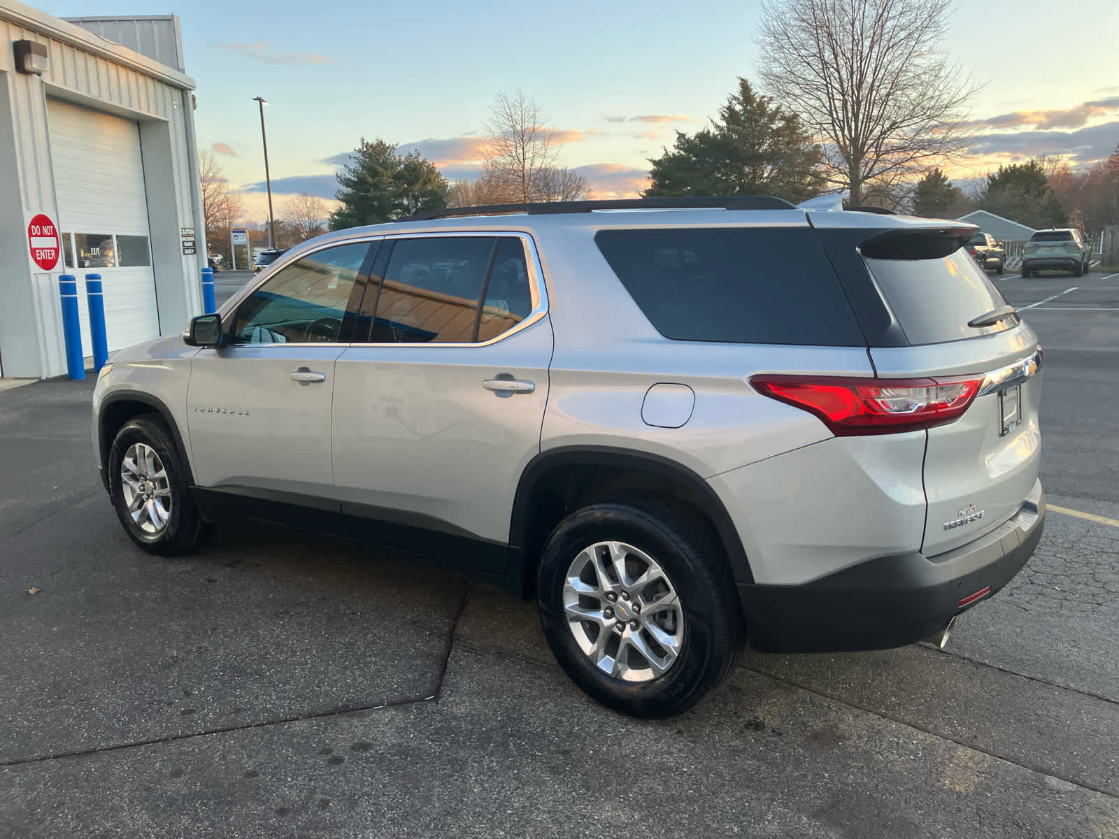 Used 2021 Chevrolet Traverse LT image 2