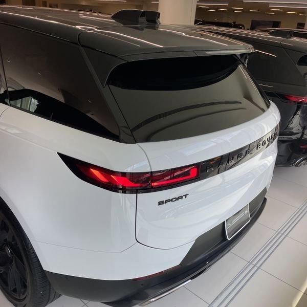 Used 2024 Land Rover Range Rover Sport SE image 9