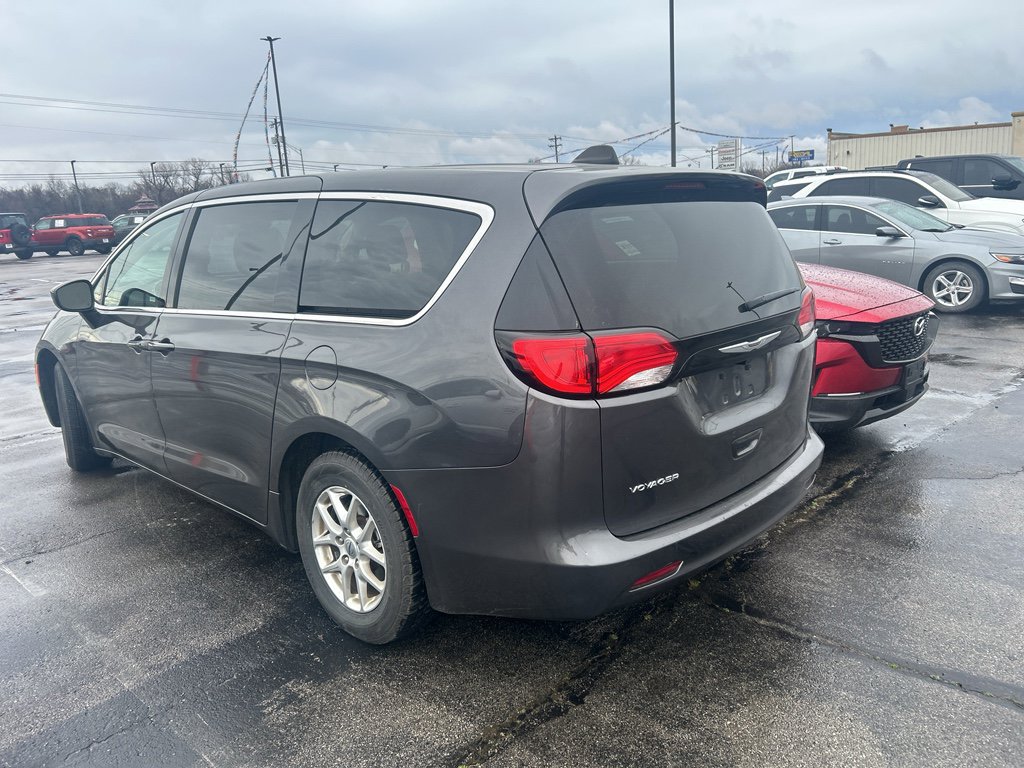 Used 2023 Chrysler Voyager LX image 3