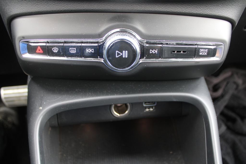 Used 2021 Volvo XC40 T5 R-Design image 38