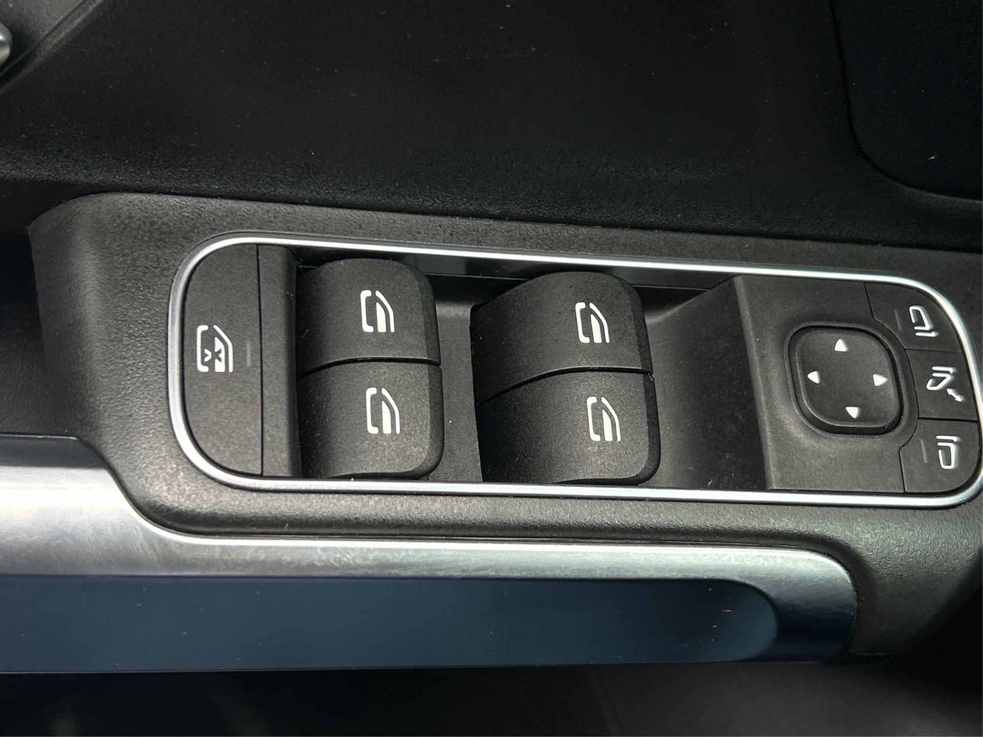 Used 2021 Mercedes-Benz GLB 250 4MATIC w/ Premium Package image 36