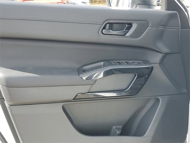 New 2025 Nissan Pathfinder SV w/ Black Appearance Package image 25