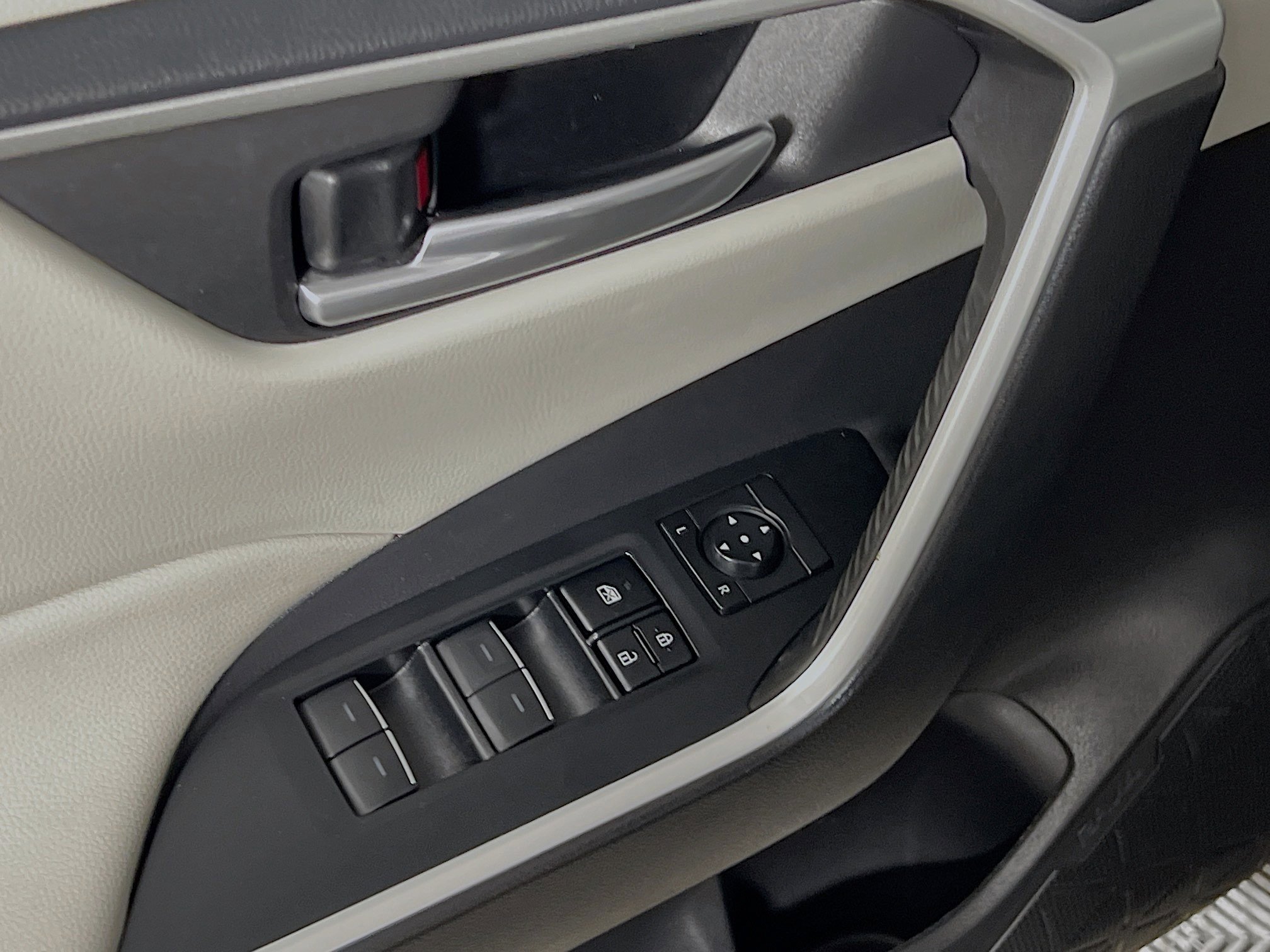 Used 2023 Toyota RAV4 XLE Premium image 17