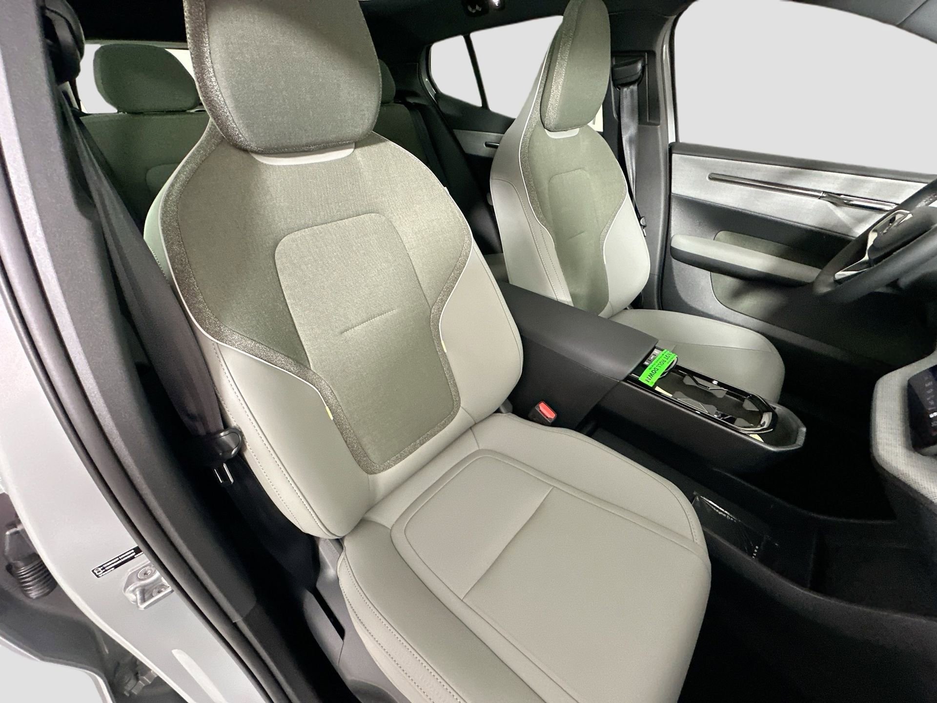 New 2025 Volvo EX30 Plus w/ Protection Package Premier image 28