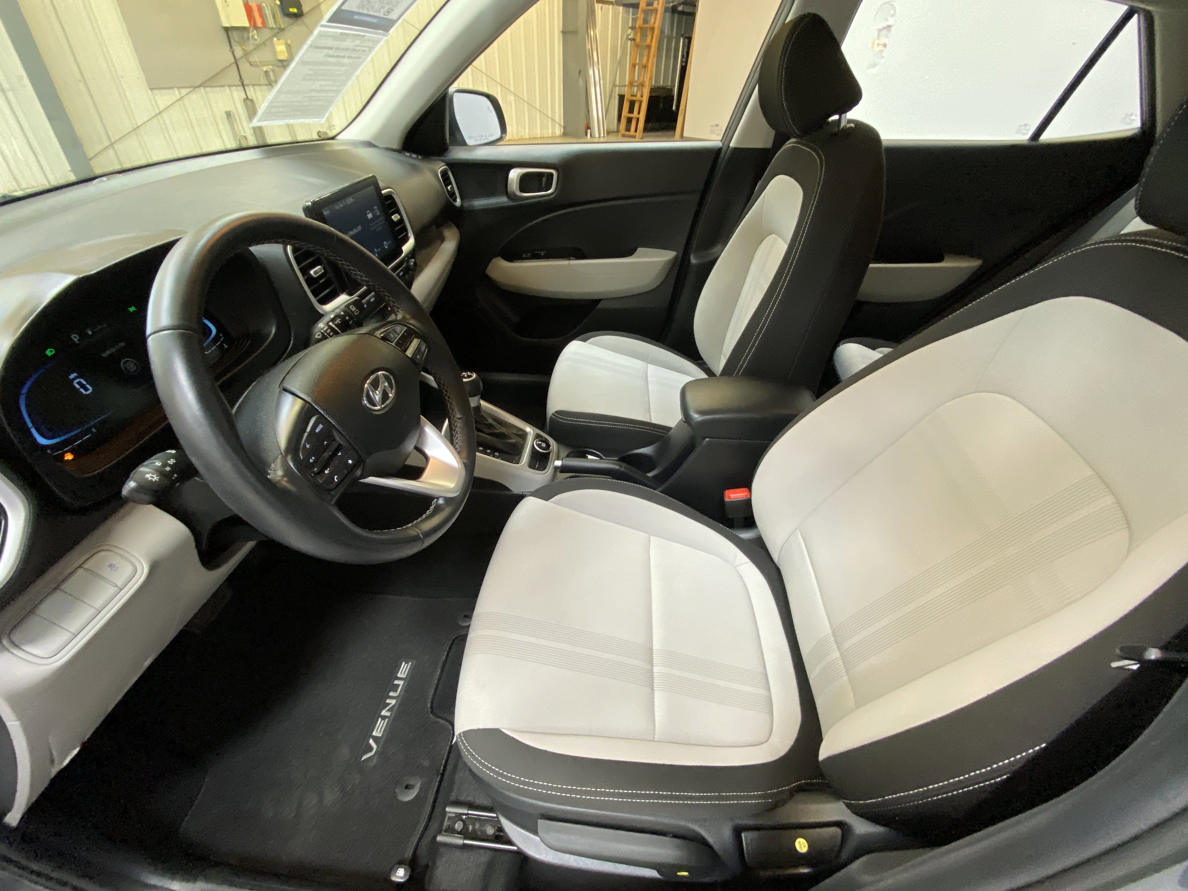 Used 2024 Hyundai Venue SEL image 20