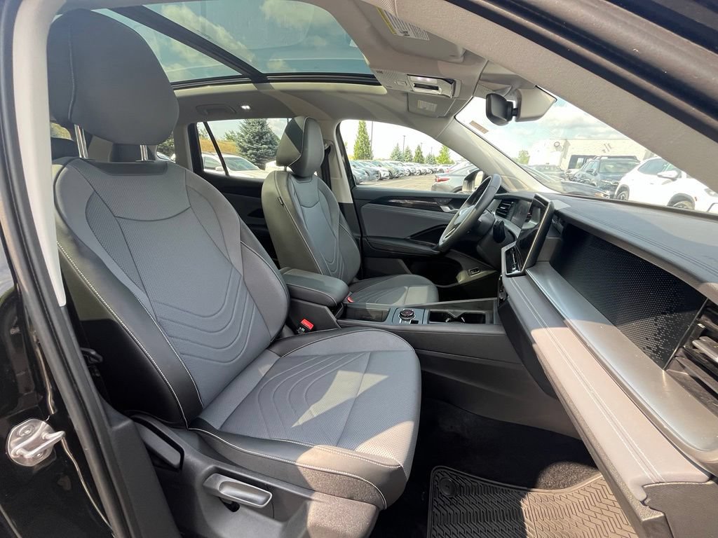 Certified 2025 Volkswagen Tiguan SE w/ Panoramic Sunroof Package AWD/4WD image 13