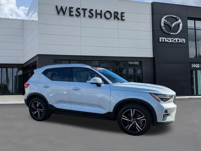 Used 2023 Volvo XC40 B5 Plus image 1
