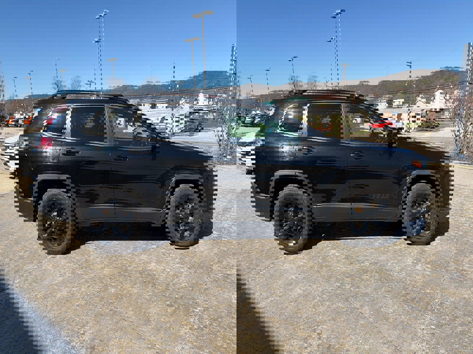 Used 2020 Jeep Cherokee Latitude Plus image 9