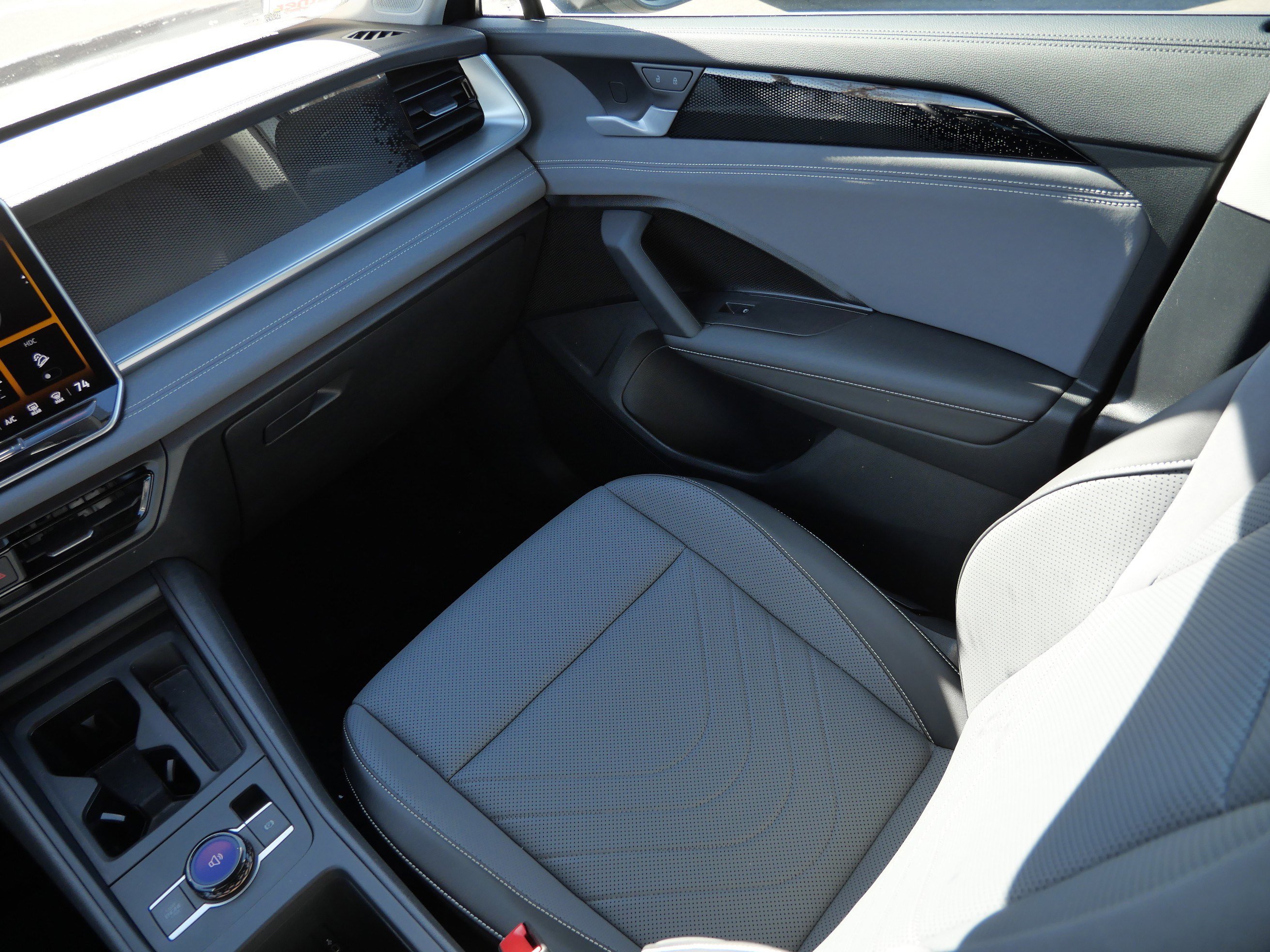 Certified 2025 Volkswagen Tiguan SE image 11