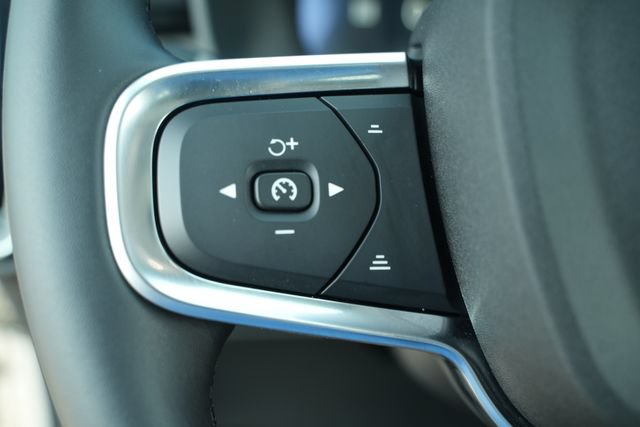 Used 2025 Volvo XC40 B5 Plus AWD/4WD image 34