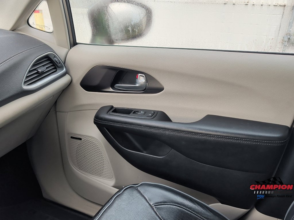 Used 2017 Chrysler Pacifica Limited FWD image 22