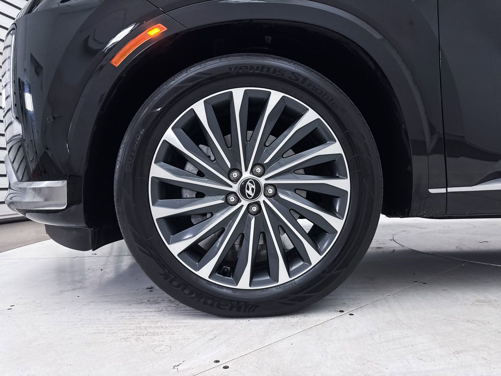 Used 2023 Hyundai Palisade Calligraphy image 17