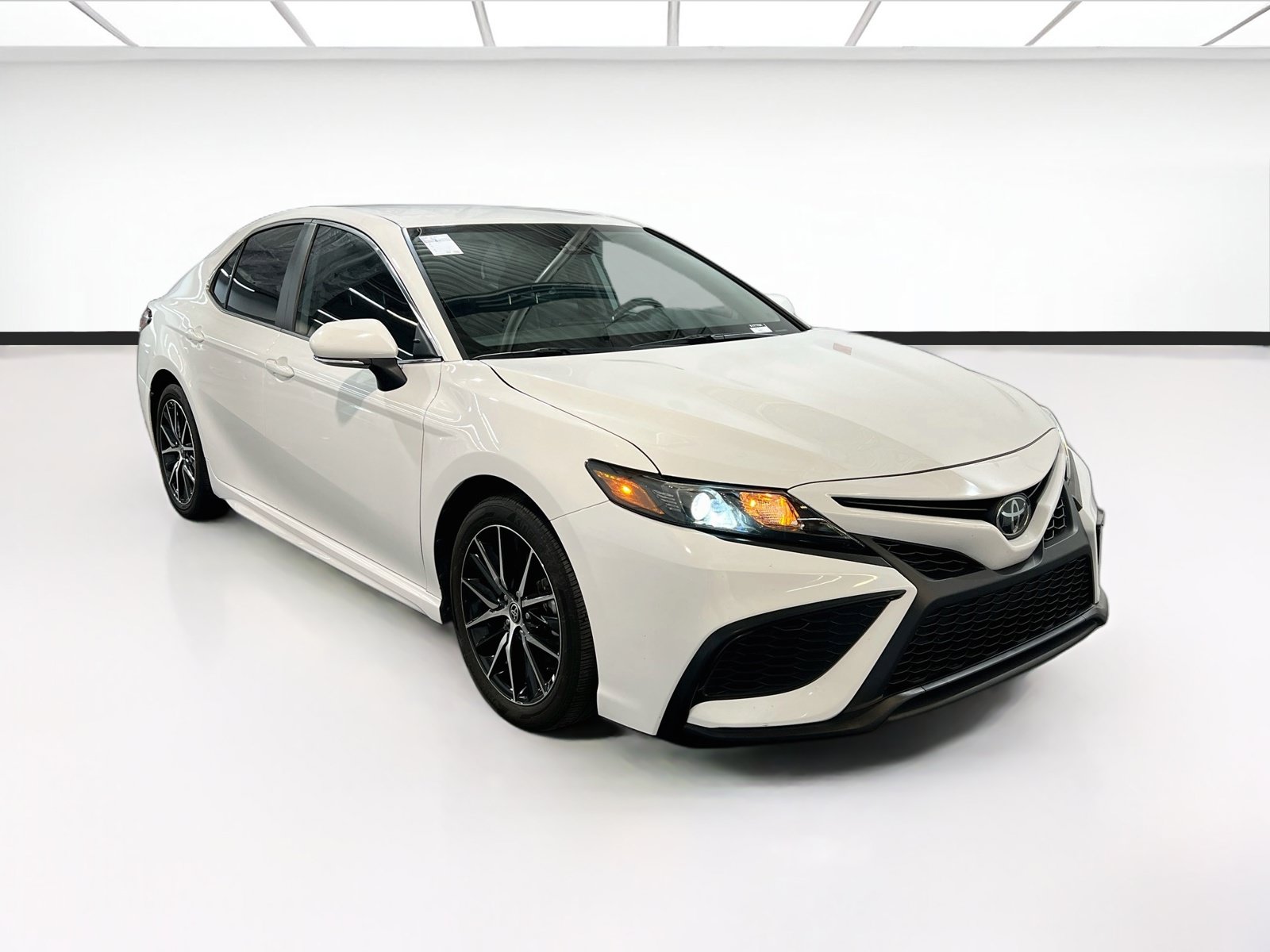 Used 2023 Toyota Camry SE FWD image 3