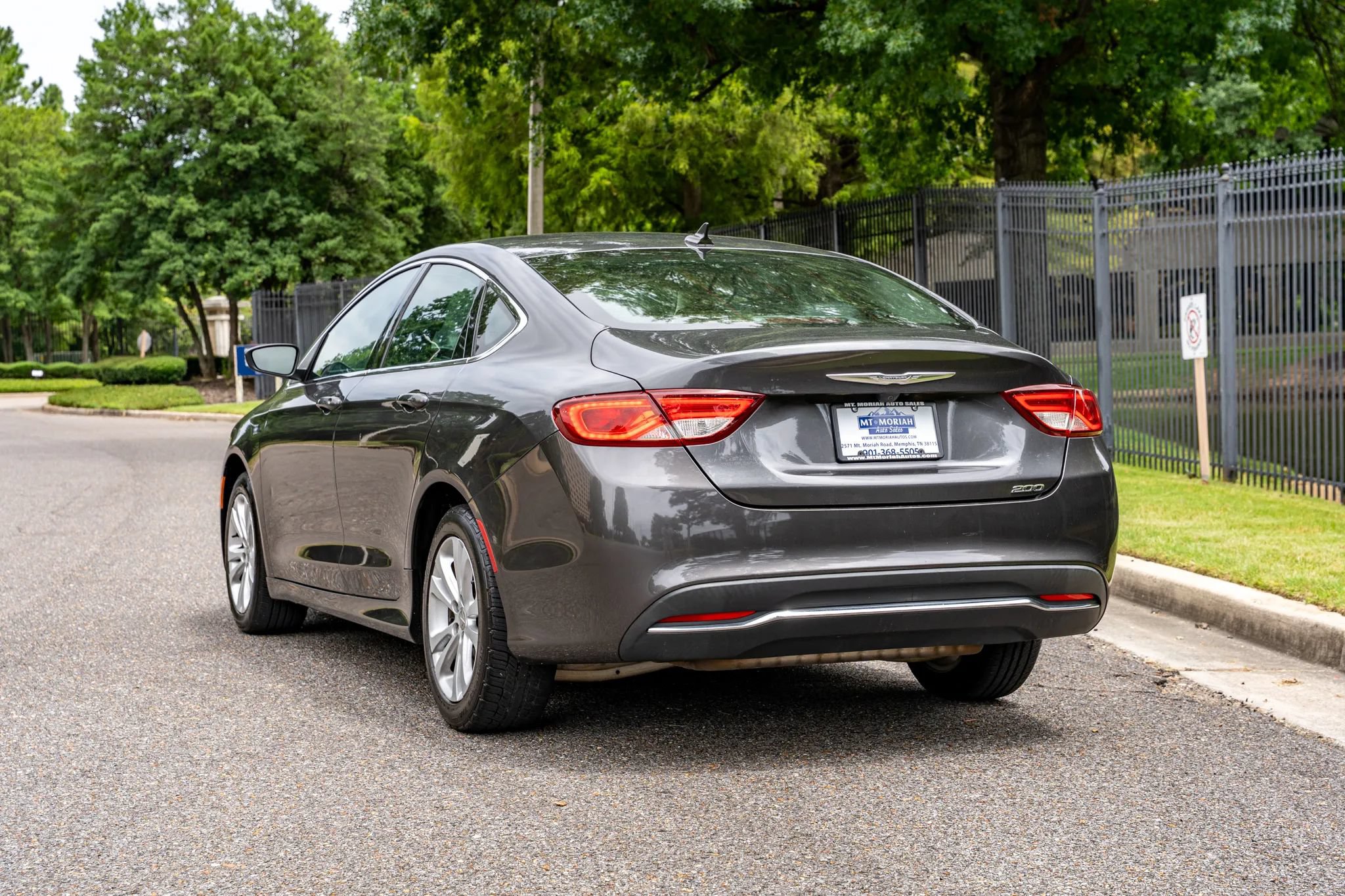 Used 2017 Chrysler 200 Limited Platinum FWD image 7