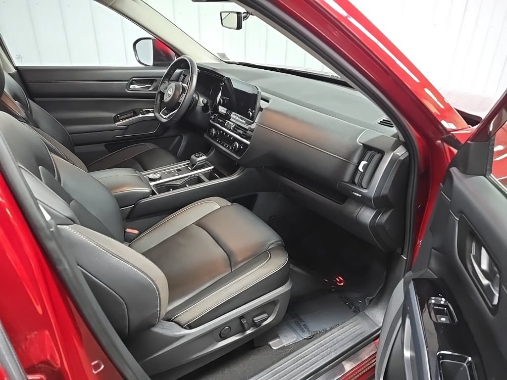 Used 2023 Nissan Pathfinder SL w/ Lighting Package (N92) AWD/4WD image 18