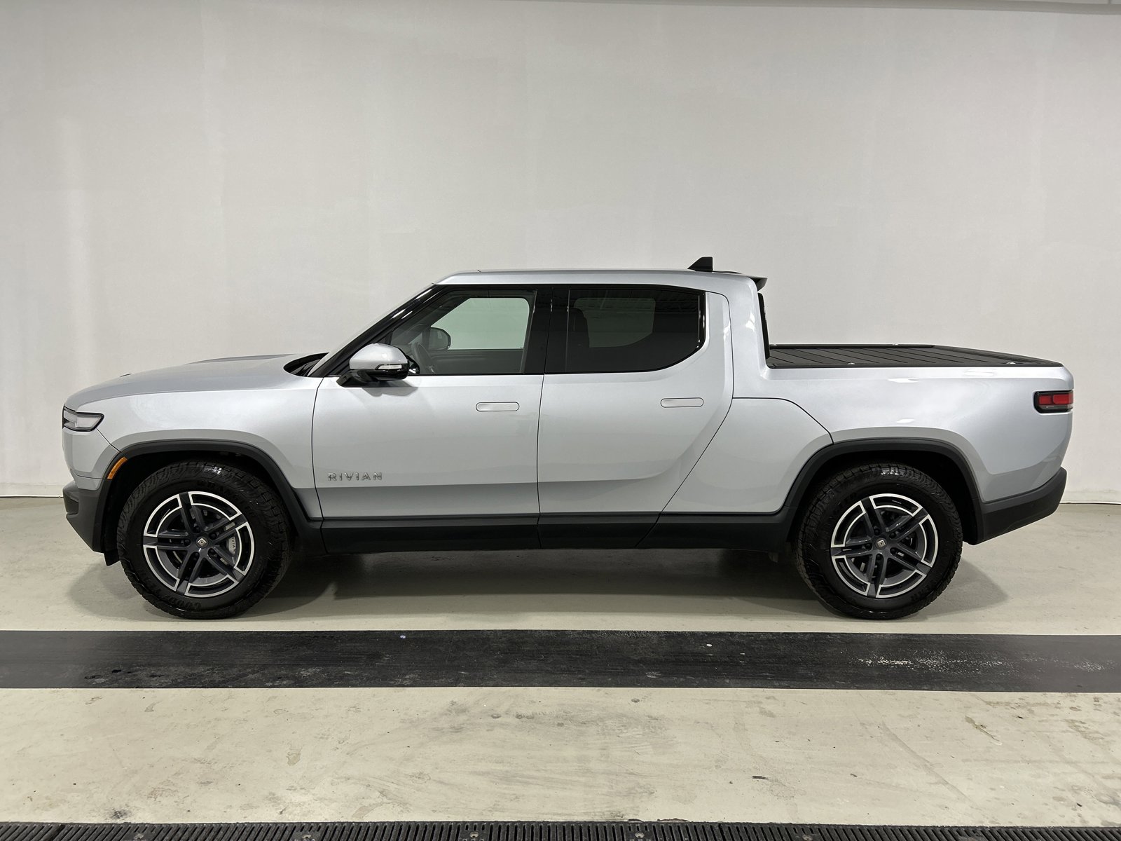 Used 2025 Rivian R1T Adventure image 2
