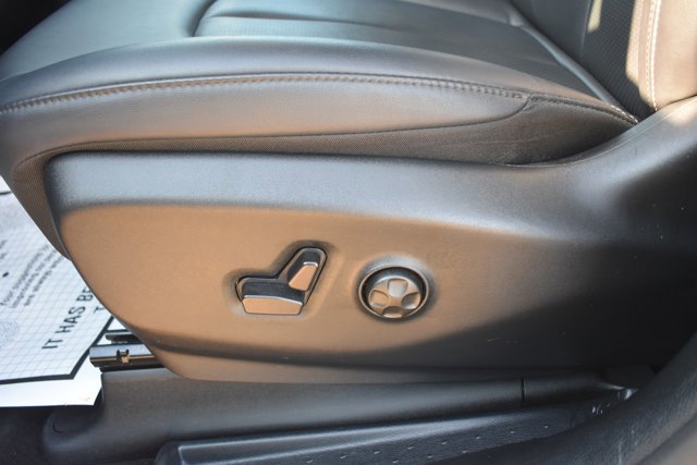 Used 2025 Chrysler Pacifica Select image 13