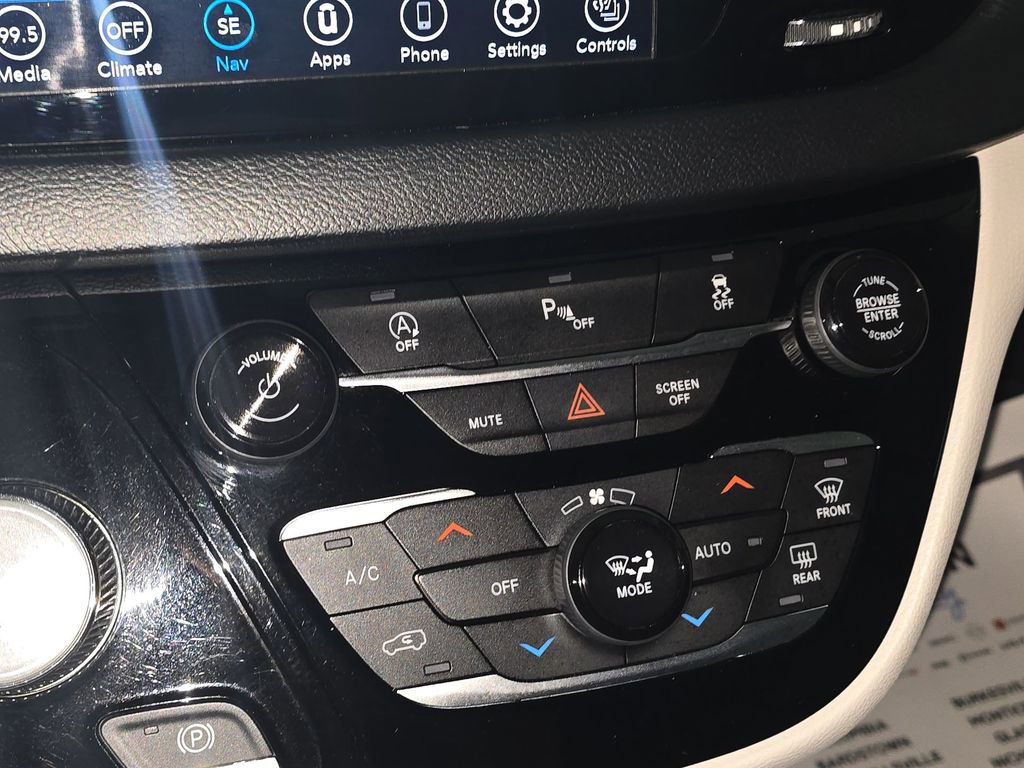 Used 2020 Chrysler Pacifica Touring-L FWD image 23