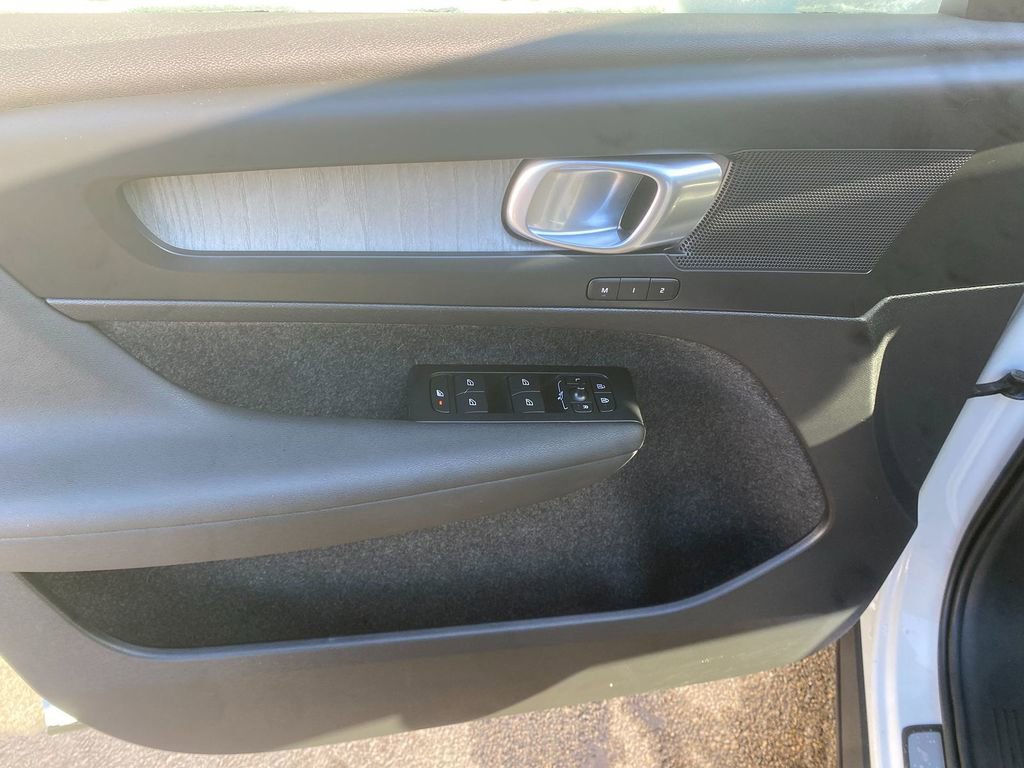 Used 2023 Volvo XC40 B5 Plus image 11