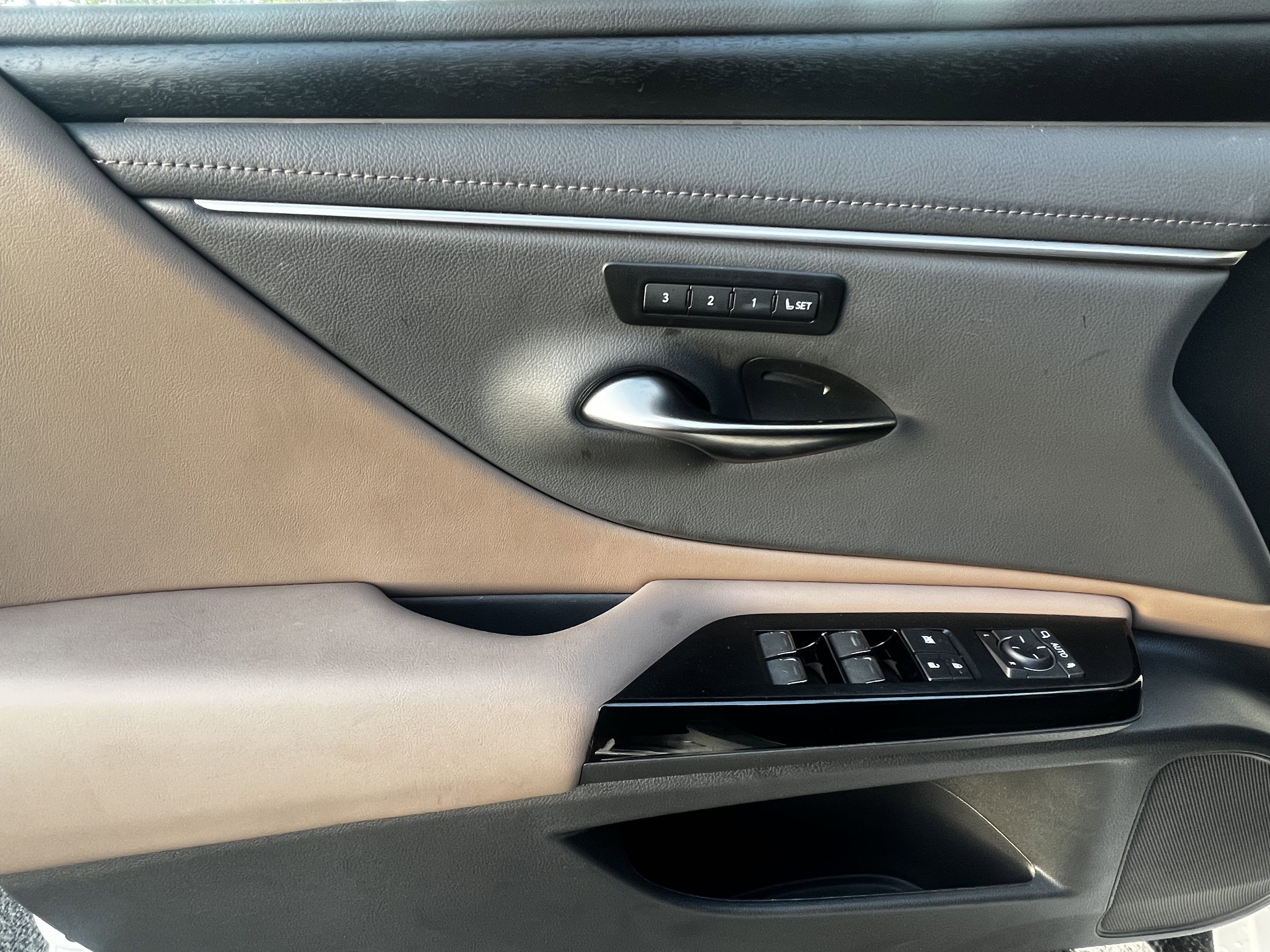 Used 2025 Lexus ES 300h w/ Premium Package image 13