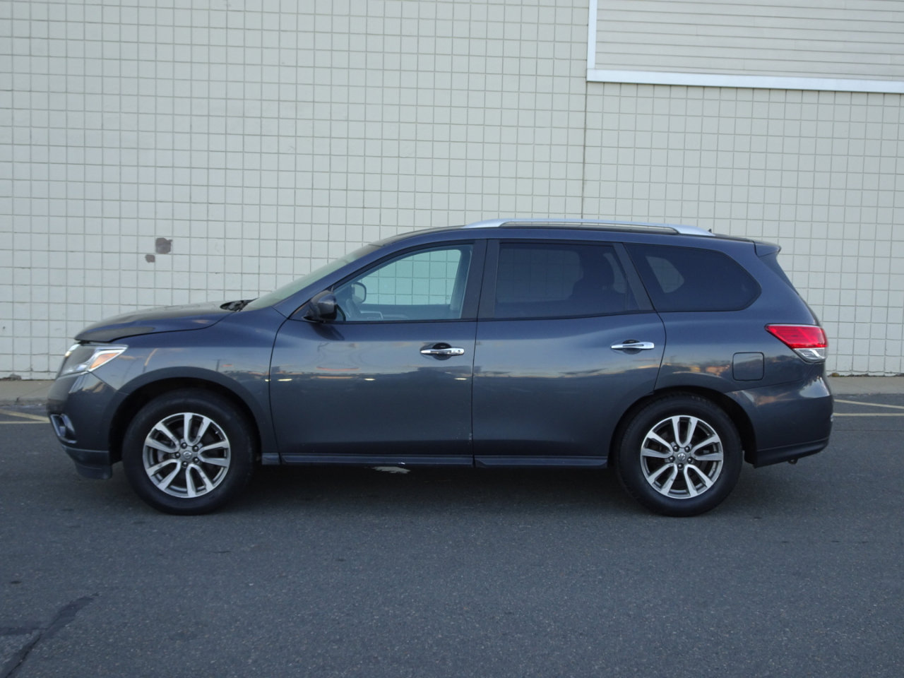 Used 2013 Nissan Pathfinder SV image 4