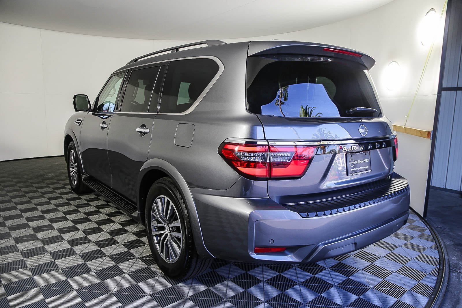 Used 2023 Nissan Armada SL w/ Captain's Chairs Package image 4