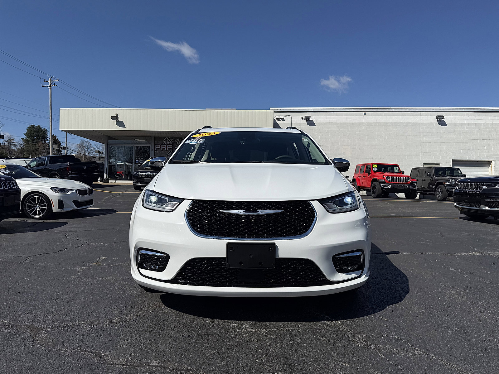 Used 2023 Chrysler Pacifica Limited w/ Uconnect Theater Family Group image 2