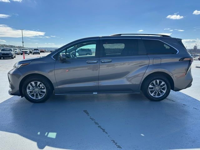 Used 2023 Toyota Sienna XLE image 6