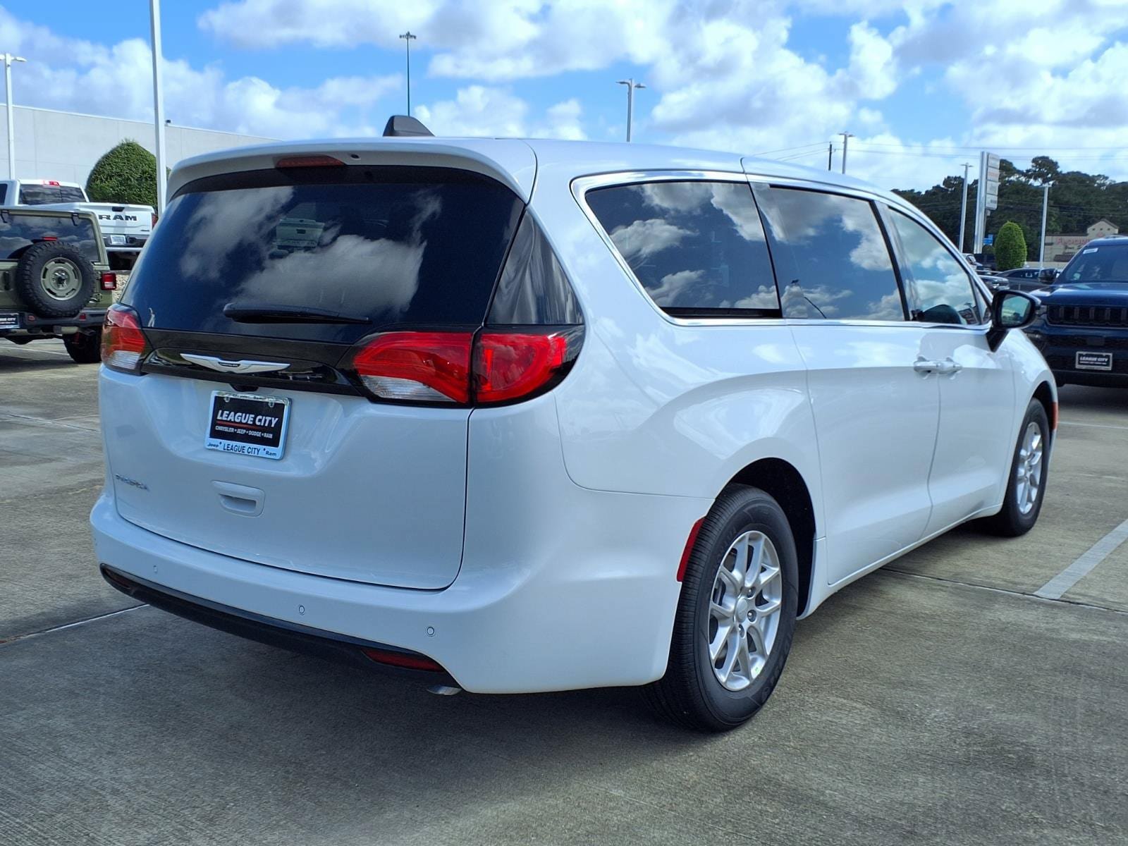 New 2027 Chrysler Pacifica LX FWD image 4