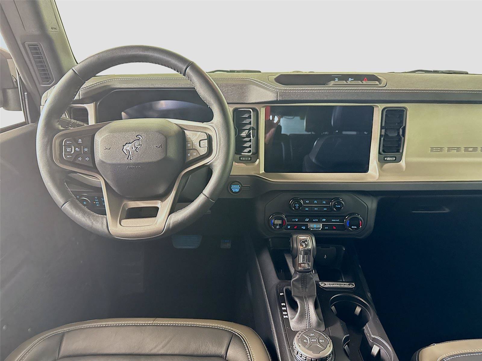 Used 2025 Ford Bronco Outer Banks AWD/4WD image 2