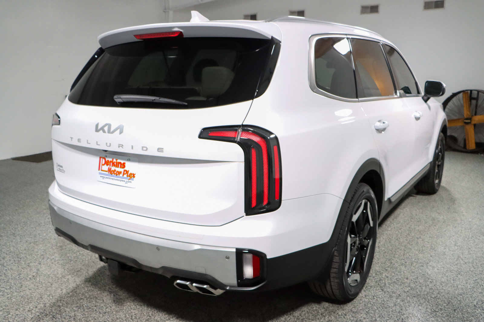 Used 2024 Kia Telluride EX w/ EX Captain's Chair Package image 7
