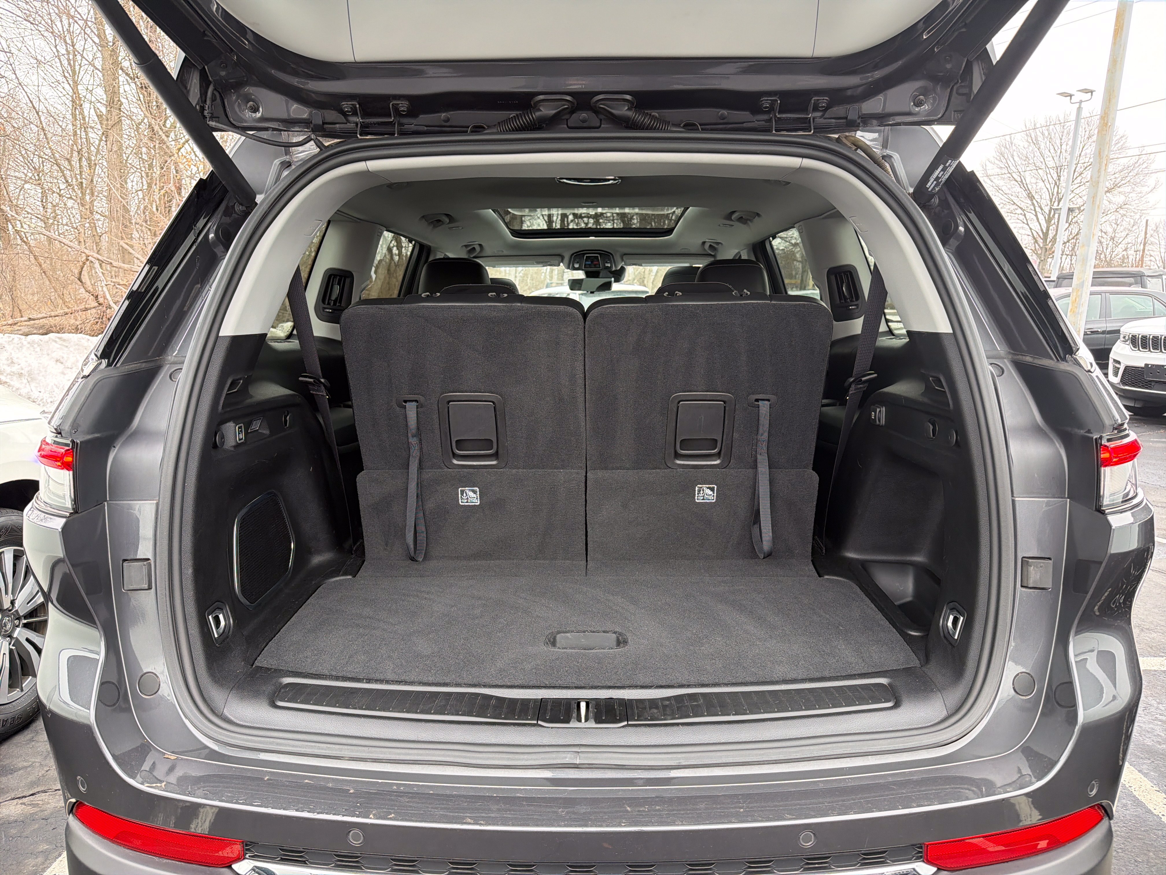 Certified 2022 Jeep Grand Cherokee L Limited w/ Luxury Tech Group II AWD/4WD image 8
