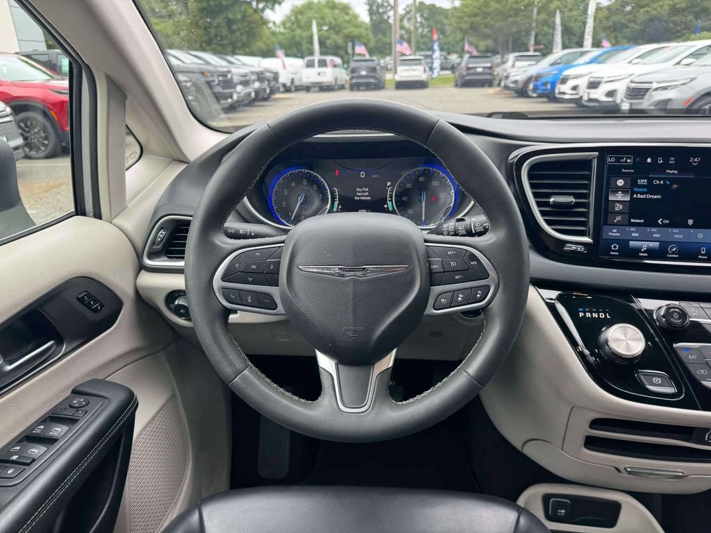 Used 2023 Chrysler Pacifica Touring-L FWD image 22