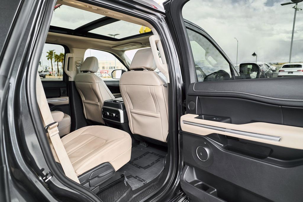 Used 2024 Ford Expedition Limited image 12